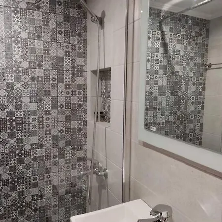 Chrysoula's Convenient Triple With Yard *