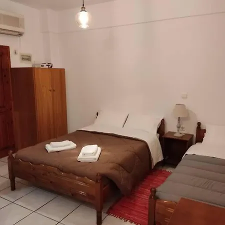 Chrysoula's Convenient Triple With Yard Apartment Monemvasia