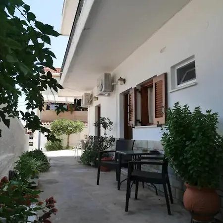 Chrysoula's Convenient Triple With Yard Apartment