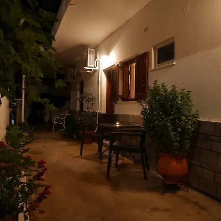 Chrysoula's Convenient Triple With Yard Apartment Monemvasia