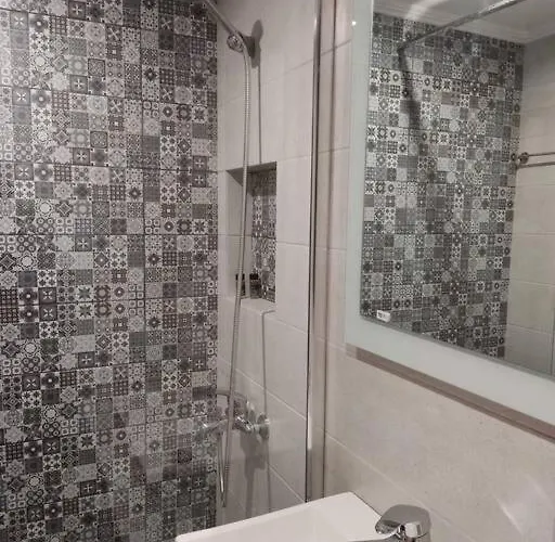 Chrysoula's Convenient Triple With Yard *