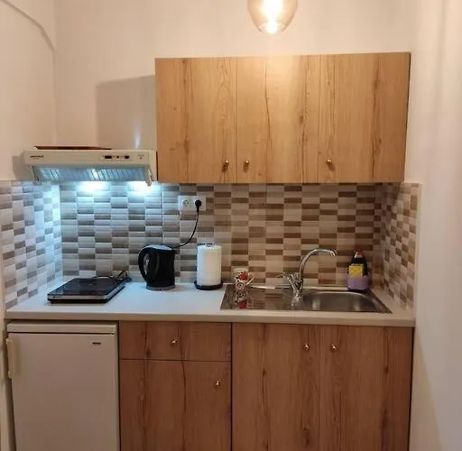 Chrysoula's Convenient Triple With Yard