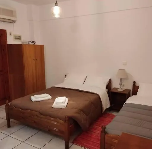 Chrysoula's Convenient Triple With Yard 아파트 모넴바시아