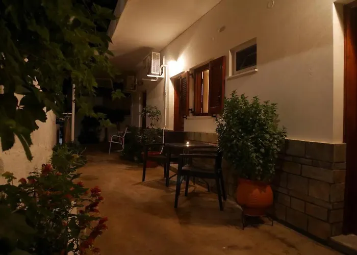 Chrysoula's Convenient Triple With Yard דירה מונמבאסיה
